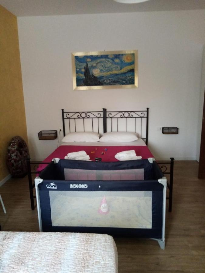 Emmanueli65 Fronte Clinica Per 5 Matrimoniale 2 Singoli 1 Divano Letto Piacenza Exteriér fotografie