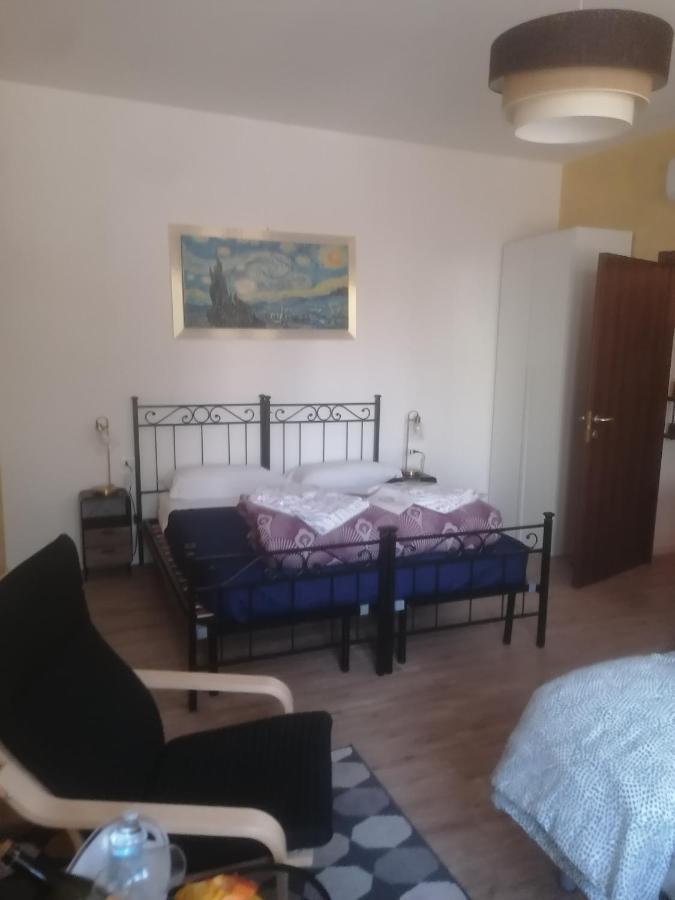 Emmanueli65 Fronte Clinica Per 5 Matrimoniale 2 Singoli 1 Divano Letto Piacenza Exteriér fotografie